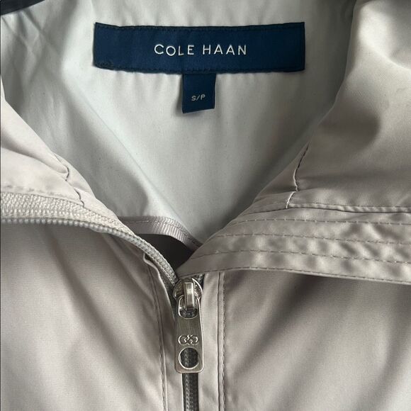 Like New! Cole Haan Light Gray Hooded Packable Rain Jacket Pockets Cinch Waist S - Picture 7 of 16